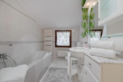Koupelna v ubytování Casa di Iaio - 90 m2 apt with Free Wi-Fi, Netflix, Home Cinema & Parking