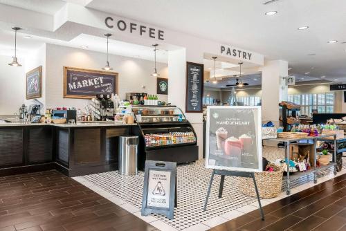 a coffee shop with a counter and a coffeeacistacist sidx sidx sidx sidx sidx at Bluegreen Vacations Fountains, an Ascend Collection Resort in Orlando