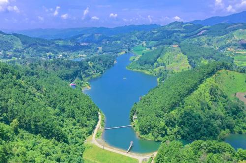 una vista aerea di un fiume sulle colline di NaNa Farm a Bak Kan