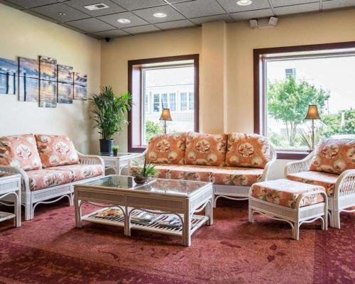 a waiting room with couches and a coffee table at Island Inn & Suites, an Ascend Collection Hotel in Piney Point