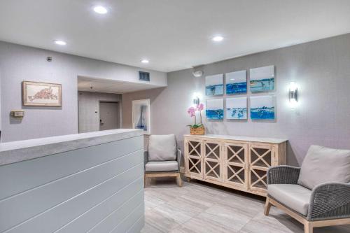 a waiting room with two chairs and a counter at Edgar Hotel Martha's Vineyard, an Ascend Collection Hotel in Edgartown