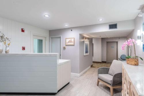 a waiting room with a chair and a counter at Edgar Hotel Martha's Vineyard, an Ascend Collection Hotel in Edgartown