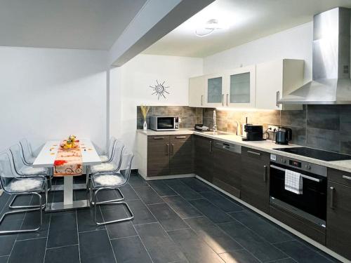 Kuchyň nebo kuchyňský kout v ubytování Comfy stay in modern 2-bdr apartment near downtown
