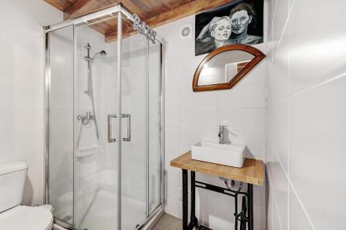 a bathroom with a shower and a sink at Casa das Cantonas Valada in Valada