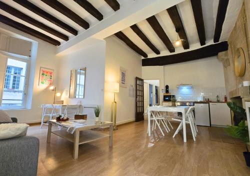 un salon avec un canapé et une table dans l'établissement L'Expérience Tourangelle #3, à Tours