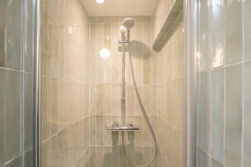 une salle de bain avec une douche avec une porte vitrée dans l'établissement Studio rénové à Nancy - Gare, à Nancy