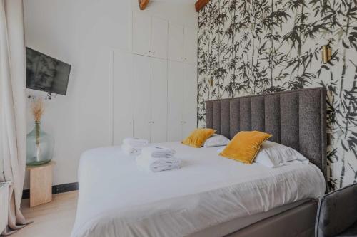 une chambre avec un lit avec des serviettes dessus dans l'établissement Charming Studio - 2P Courcelles, à Paris