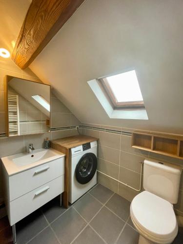 une salle de bain avec une machine à laver et un lave-linge dans l'établissement Résidence Investar appartement 5, à Montluçon
