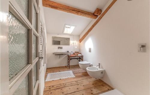 a bathroom with a toilet and a sink at Casa Giu in Pacengo di Lazise