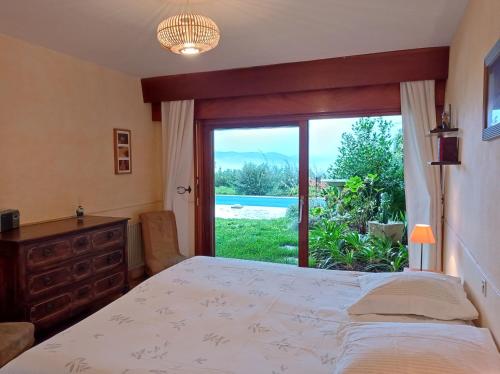 une chambre avec un lit et une grande fenêtre dans l'établissement Plein Ciel, à Bormes-les-Mimosas