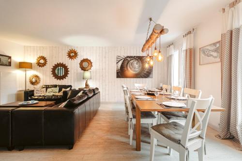 un salon avec une table et un canapé dans l'établissement Maison 3 étoiles près centre-plages, au Bois-Plage-en-Ré