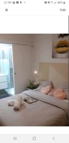 une chambre avec un lit avec des serviettes roses dessus dans l'établissement Love Room Charme, à Tremblay-en-France