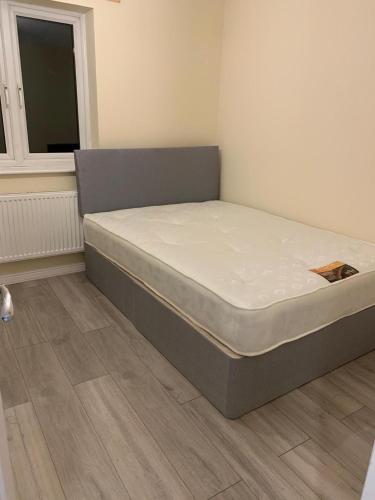 Katil atau katil-katil dalam bilik di 2 Bedroom House - Sleeps 5 - Free Parking Wifi