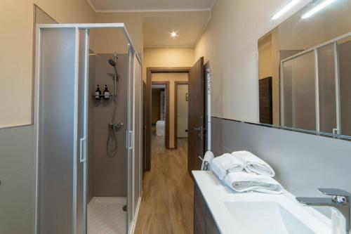 a bathroom with a shower and a sink and a mirror at Casa Rubbo - Appartamento 'Como' nelle Langhe in Alba