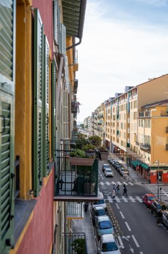 - une vue sur une rue de la ville avec des voitures et des bâtiments dans l'établissement GuestReady - Lovely Getaway, à Nice