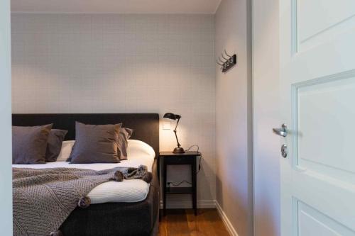 a bedroom with a bed and a lamp on a table at Ski-in / Ski-out | Sauna & Relax | WiFi in Lofsdalen