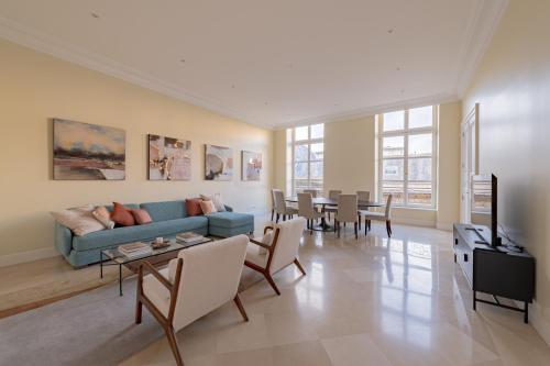 un salon avec un canapé et une table dans l'établissement Timeless Elegance in Paris, à Paris