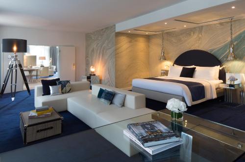 Postel nebo postele na pokoji v ubytování Renaissance Hamburg Hotel