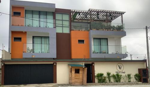 Villa IROKO في أبيدجان: مبنى برتقالي وبيض مع كراج