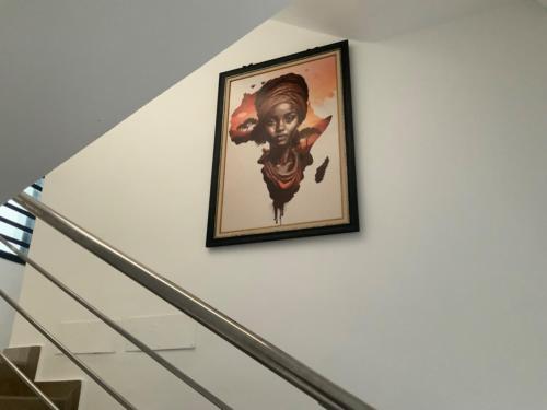 Villa IROKO في أبيدجان: لوحة لامرأة على الحائط