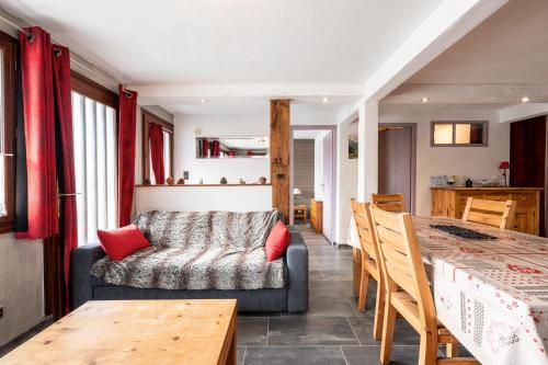 un salon avec un canapé et une table dans l'établissement Chalet Le Chamois, à Champagny-en-Vanoise