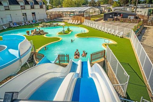 an overhead view of a water slide at a water park at Camping 4 étoiles - Parc aquatique - eeiagf in Damgan