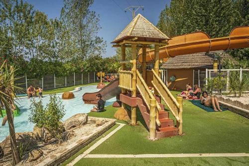 Bazén v ubytování Camping 4 étoiles - Parc aquatique - eeiagh nebo v jeho okolí