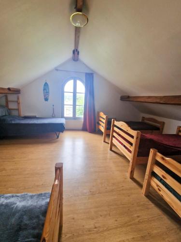 Cette chambre mansardée comprend un lit et une fenêtre. dans l'établissement Lumineuse maison ancienne dans le centre Cabourg, à Cabourg
