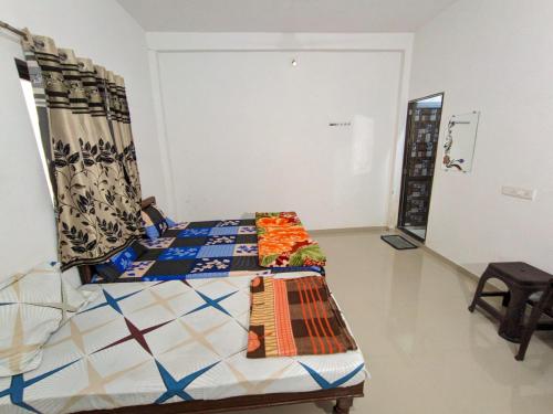 a bedroom with a bed in a room at Mamta Homestay in Garudeshwar