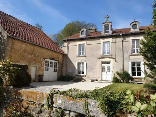 une maison ancienne avec un mur en pierre dans l'établissement Le Pasteur Danseur, à Graffigny-Chemin