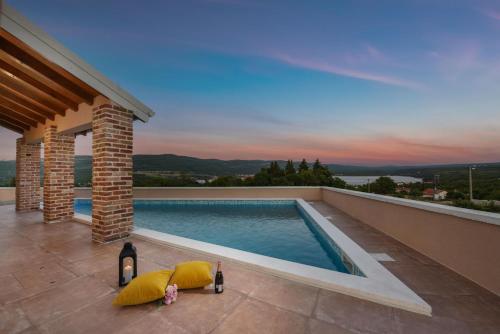 Villa With Heated Pool and Sea View near Zadar