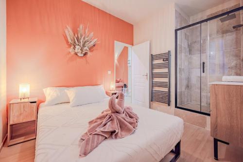 une chambre avec un lit avec une serviette dessus dans l'établissement T2 Bohème & Romantique - Port & Marché à Vos Pieds, à Toulon