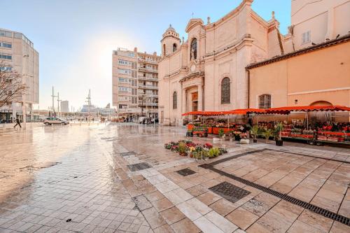 une rue de la ville avec une église et un bâtiment dans l'établissement T2 Bohème & Romantique - Port & Marché à Vos Pieds, à Toulon