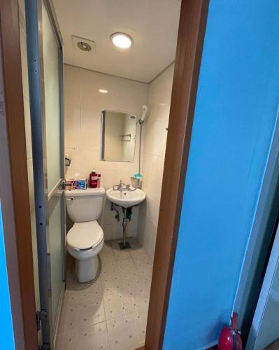 a bathroom with a toilet and a sink at GwangJu SunFlower Hostel in Gwangju