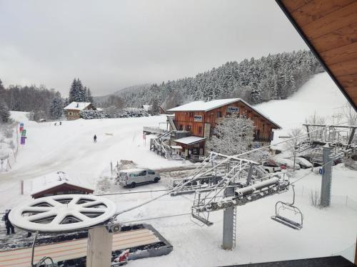 La Feclaz - Duplex 90m2 au pied des pistes im Winter