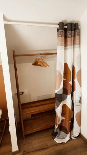 une chambre avec un miroir et un rideau sur une porte dans l'établissement La Feclaz - Duplex 90m2 au pied des pistes, à Les Déserts