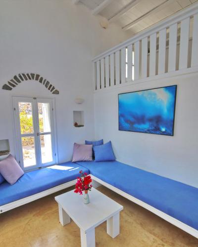 Кровать или кровати в номере Folegandros Villas Seafront
