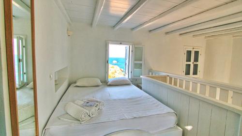 Кровать или кровати в номере Folegandros Villas Seafront