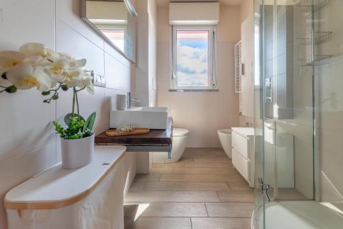 un bagno con lavandino e WC di COS54 - Exclusive Apartment - a Milano