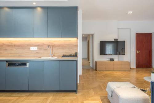 Luxury Athens Living 3BR with Balcony