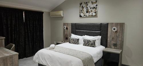 Un pat sau paturi într-o cameră la Luxe Morningside Boutique Hotel