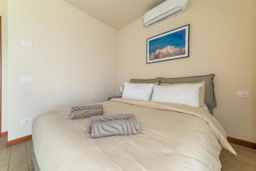 una camera da letto con un letto con due cuscini sopra di COS54 - Exclusive Apartment - a Milano