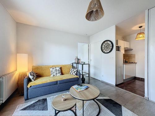 un salon avec un canapé et une table dans l'établissement T2 4 pers Les Cézeaux balcon et parking gratuit, à Clermont-Ferrand