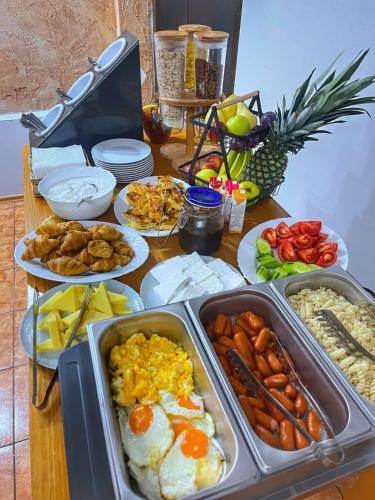 una mesa llena de alimentos con huevos y otros alimentos en Парк хотел Боили-Кирека, en Kaspichan