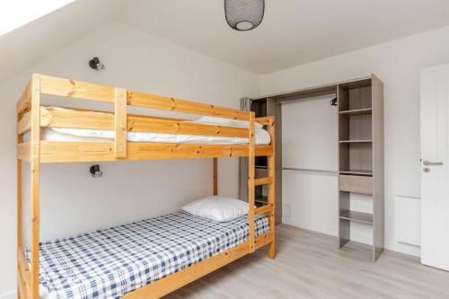 - une chambre avec des lits superposés et un placard dans l'établissement Grande maison neuve classée 4 étoiles à 300m de la mer, à Plobannalec-Lesconil