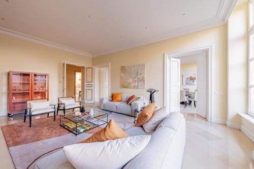 un salon avec un canapé et une table dans l'établissement Timeless Elegance in Paris, à Paris