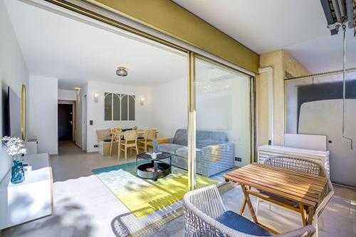 un salon avec une table et un canapé dans l'établissement Beau 2 pièces Le Silvaplana 200m des plages, à Antibes
