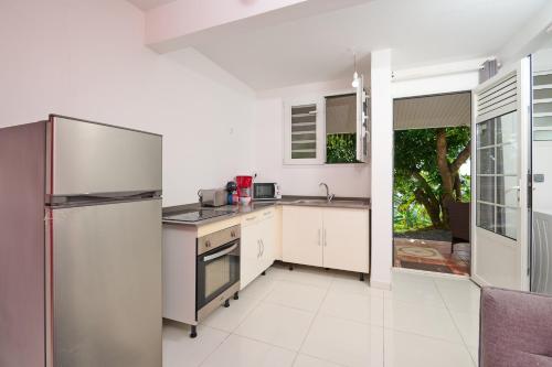 Kuchyň nebo kuchyňský kout v ubytování Suite avec spa vue et jardin