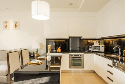 Köök või kööginurk majutusasutuses Apartments in Address Dubai Marina Residences connected to Marina Mall