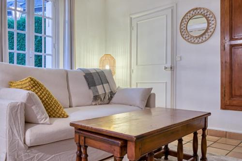 un salon avec un canapé et une table basse dans l'établissement Gisèle charmante maison de ville au coeur de Bihorel, à Bihorel